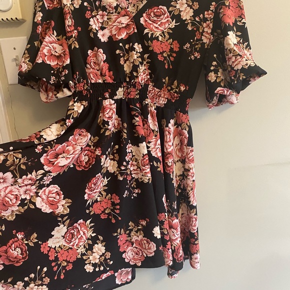 SOLD Floral Dress 💖 - Picture 4 of 9